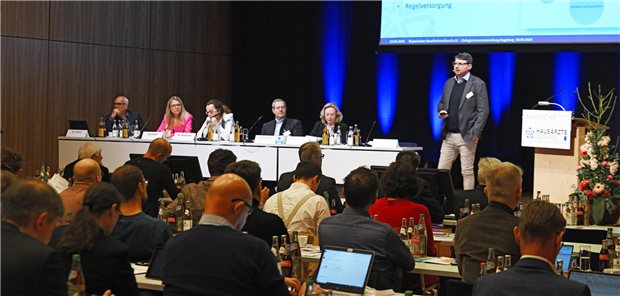 Beim Bayerischen Hausärztetag war zu hören: Mit Bezug auf die geplanten Jahrespauschalen für die Betreuung chronisch Kranker habe insbesondere das Schlagwort „Umverteilung“ in der Ärzteschaft Ängste ausgelöst.