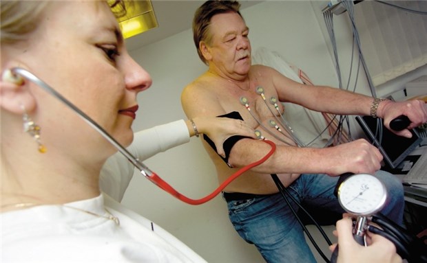 Stresstest weist den Weg bei Verdacht auf KHK Beim Belastungstest auf dem Fahrradergometer zeigt sich die kardiopulmonale Fitness.