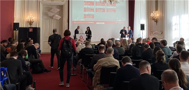 Zuschauer hören beim Deutsch-Österreichischen Aids-Kongress den Referenten zu; einige gehen herum.