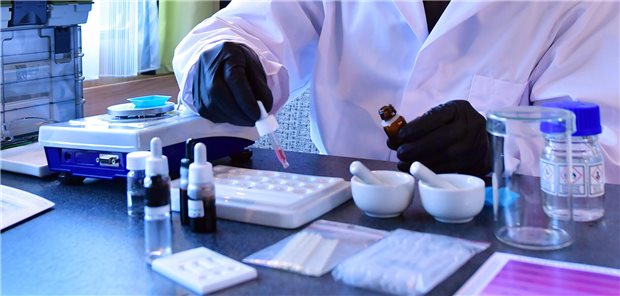 Nachfrage nach Drugchecking übersteigt Kapazität Beim Drugchecking werden Analysen von Substanzen angeboten. So können Süchtige, aber auch Partygänger mitgebrachte Drogen unter anderem auf Streckmittel und Verunreinigungen prüfen lassen. (Archivbild)