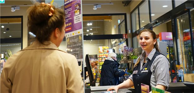 Eine „Ratschkasse“ gegen die Einsamkeit Beim Einkauf im Buxheimer Edeka-Markt ist ein Ratsch an der Kasse ausdrücklich erwünscht.