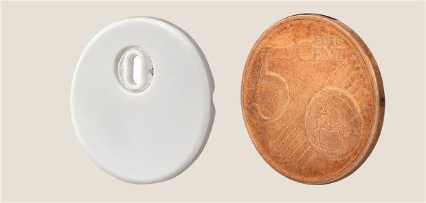 Beim „FreeStyle Libre 3“ hat der CGM-Sensor nur noch die Größe zweier übereinanderliegender 5-Cent-Münzen.