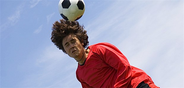 Hirnuntersuchung bei Bundesliga-Profis Beim Fußball kann es zu Kopfverletzungen kommen.
