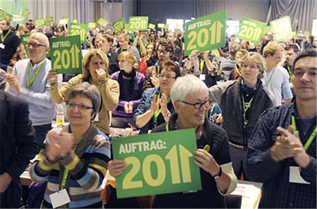 Gutverdiener sollen zahlen Beim Grünen-Parteitag in Freiburg. Unter anderem mit der Forderung nach einer Anhebung der Beitragsbemessungsgrenze auf 5500 Euro will die Partei ihren "Auftrag 2011" im Wahljahr erfüllen.