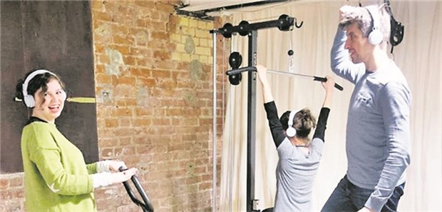Jymmin hebt die Schmerzschwelle Beim Jymmin werden Fitnessgeräte so modifiziert, dass die unterschiedlich starken Bewegungen eine große Variation an Töne hervorbringen.