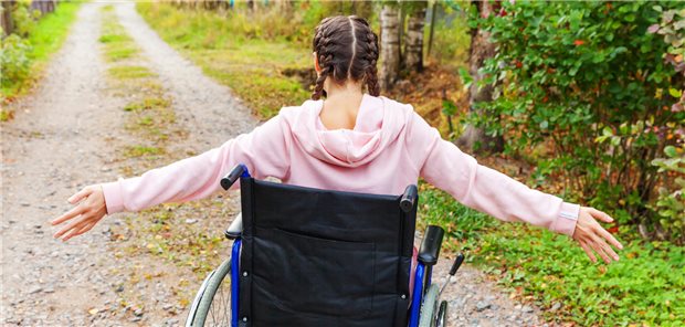 Junge Frau im Rollstuhl