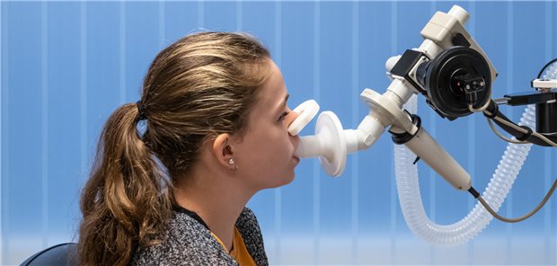 Beim Lungenfunktionstest. Eine solche Kontrolle der Organfunktion ist auch regelmäßig etwa bei Patientinnen und Patienten mit Mukoviszidose angesagt. Die Behandlung dieser Seltenen Erkrankung gilt unter Kinder- und Jugendärzten als „Lichtblick“. (Symbolbild)