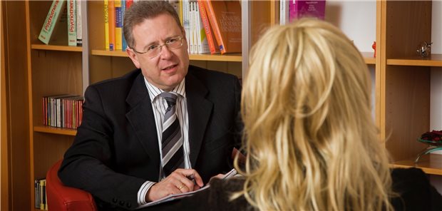 Gesundheitspreis für Bezugsärzte Beim Projekt „Neurologisch-psychiatrische und psychotherapeutische Versorgung“ (NPPV) bekommt jeder Patient einen Bezugsarzt zur Seite gestellt. (Motiv mit Fotomodellen)