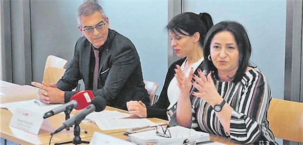 Aktionsprogramm für die Geburtshilfe Beim Runden Tisch zum Thema Geburtsbegleitung sagte die Berliner Gesundheitssenatorin Dilek Kolat (rechts) den Kliniken 20 Millionen Euro zusätzlich für den Ausbau der Kreißsäle zu.