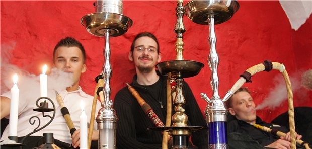 Shisha-Rauchen könnte Risiko für Multiple Sklerose erhöhen Beim Sisha-Rauchen werden hohe Mengen einer großen Zahl von Giftstoffen aufgenommen.