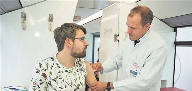 Impf-Check im Hause Spahn Beim „Tag der offenen Tür“ des BMG: Im Präventionsbus wurde auch geimpft.