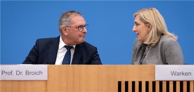 Diagnosedaten: Forschungsdatenzentrum geht an den Start Beim Thema Forschungsdaten einig: Karl Broich, Präsident des Bundesinstituts für Arzneimittel und Medizinprodukte, und Ministerin Nina Warken am Donnerstag in der Bundespressekonferenz.