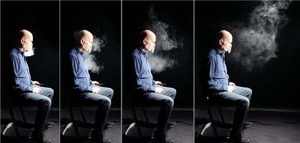 Klarsichtmaske schützt nicht vor Infektionen Beim Tragen einer Klarsichtmaske wird die Aerosolwolke zunächst nach unten umgeleitet, breitet sich dann jedoch weit nach vorne aus.