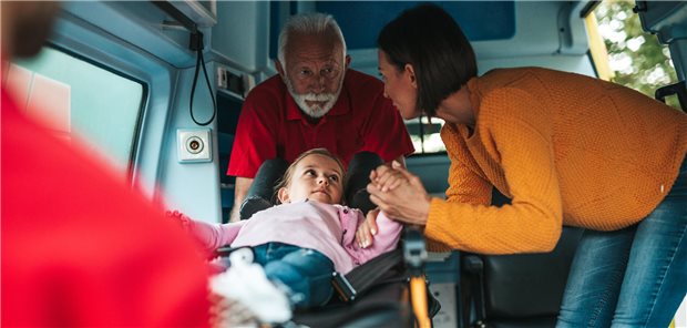 Kinderärzte: Engpass beim Transport kranker Kinder in Bayern Beim Transport kranker Kinder liegt nach Auffassung bayerischer Kinderärzte einiges im Argen. (Symbolbild mit Fotomodellen)