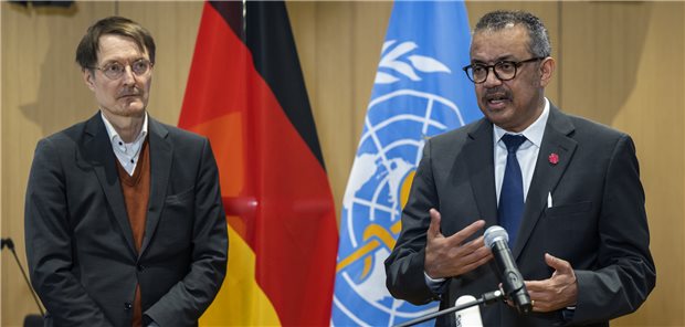 Lauterbach: WHO-Arbeit darf nicht politisch werden Beim Treffen mit Bundesgesundheitsminister Karl Lauterbach in Genf bedankte sich WHO-Generalsekretär Tedros Adhanom Ghebreyesus (r.) für die Unterstützung der Weltgesundheitsorganisation durch Deutschland nach dem weitgehenden Rückzug der USA unter Donald Trump.