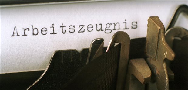 Beim Verfassen des Arbeitszeugnisses genießen Arbeitgeber immer noch etwas Spielraum. So drüfen sie zum Beispiel auch die Adresse des betreffenden Mitarbeiters auf das Zeugnis schreiben. Es bedarf keines separaten Anschreibens, so das Rostocker Landesarbeitsgericht.