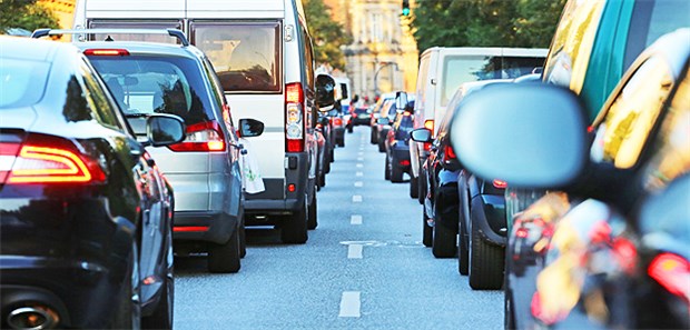 Wie Straßenlärm dem Herzen schadet Beim Vorbeifahren eines Autos wird ein Schalldruckpegel von 70dBA gemessen.