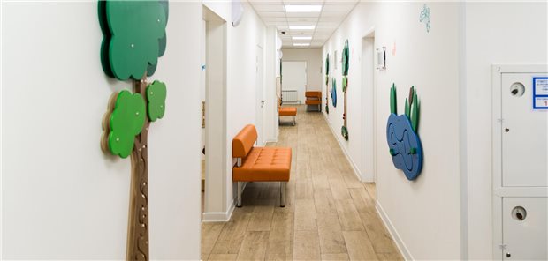 Medizinisches Zentrum für Kinder mit Lernspielen an den Wänden.