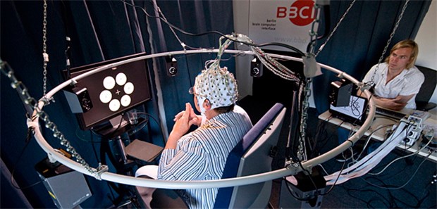 Wettlauf zwischen Technik und Ethik Beispiel für BCI-Forschung: Eine auditorische Schreibmaschine im Test.