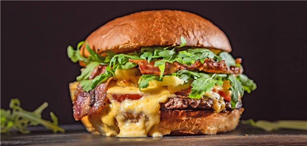 Ein Burger,a us dem die Sauce herausläuft.