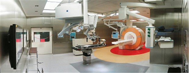 Hybrid-OP verschafft dem Personal Flexibilität Beispiel für einen Hybrid-OP: Magnetresonanztomografie und Neuronavigation sind in der Neurochirurgie des Bezirkskrankenhauses Günzburg möglich.