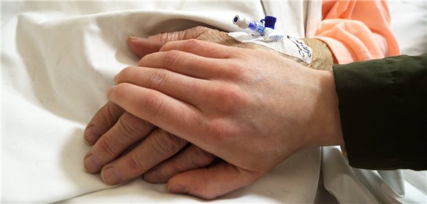 Beistand in schweren Stunden: Viele Ärzte haben in einer Umfrage liberale Positionen zum assistierten Suizid bei Schwerstkranken vertreten.