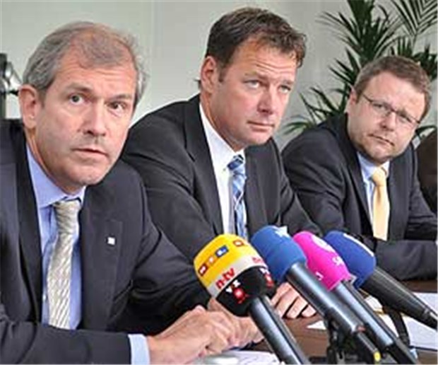 Viele Schultern sollen EHEC-Kosten tragen Beklagen den hohen wirtschaftlichen Schaden durch EHEC: Professor Jens Scholz (UKSH, v.l.), Martin Wilde (5K Verbund) und Professor Jörg Strotmann (Städtisches Krankenhaus Kiel)