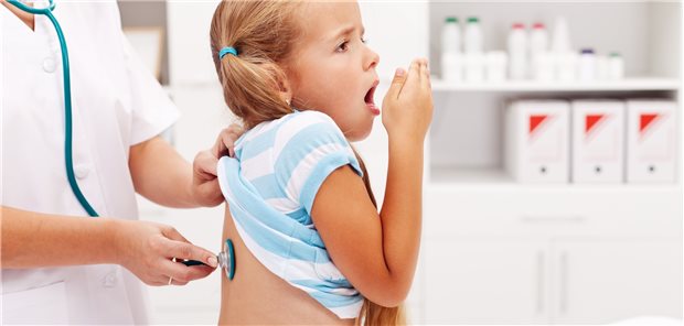 Bei einem unkomplizierten akuten Infekt der unteren Atemwege muss Kindern keine antibiotische Therapie verordnet werden. 