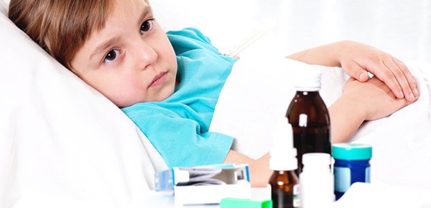 Darmentzündung nach Antibiotika? Bekommen Kinder wegen einer Infektion Antibiotika verordnet, könnte das die Darmflora verändern und Entzündungen begünstigen.