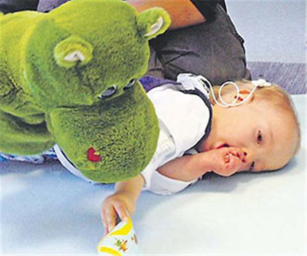 Wie Kinder die Welt des Hörens entdecken Bekommen gehörlose Kinder frühzeitig ein Cochlear-Implantat, entwickeln sie sich wie Kinder ohne angeborenen Hörschaden.