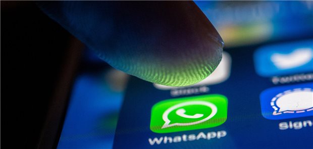 Bei Beleidigung des Chefs im WhatsApp-Chat droht Jobverlust Daumen am Handy