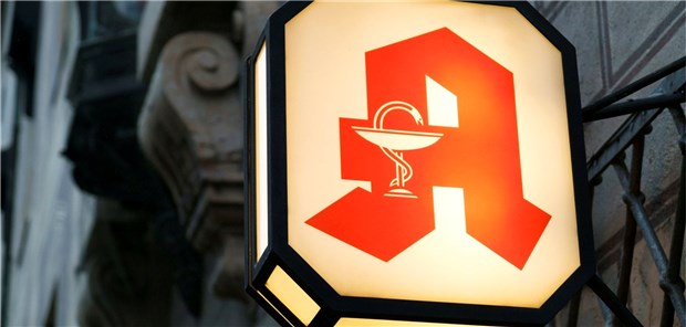 Bayerische Apotheke verliert Betriebserlaubnis Beleuchtetes Schild an einer Apotheke: Einer Offizin in Günzburg wurde wegen hygienischer Mängel die Betriebserlaubnis entzogen (nicht abgebildet).