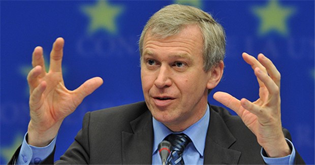 Belgien will mehr Mobilität für Ärzte in der EU Belgiens Premier Yves Leterme, hier bei einer Pressekonferenz Ende Juni in Brüssel, will die Mobilität von Ärzten und Pflegepersonal verbessern.