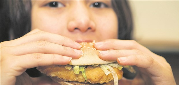 „Wenn Kinder schlecht essen, leben sie schlecht“ Beliebte Burger: Nicht nur Mangelernährung ist bei Kindern ein Problem, sondern auch Übergewicht.