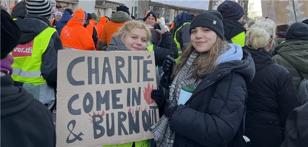 Klinikmitarbeiter streiken in Berlin für mehr Geld Benita Weidlich und Lara Wieczorek (v.l.) kamen direkt nach ihrer Nachtschicht an der Charité zum Protest.