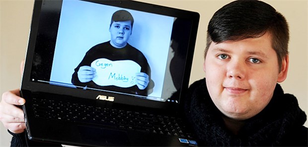 Ehemaliges Opfer hilft Schülern und Lehrern Benjamin Fokken zeigt das Video, mit dem er bekannt wurde.