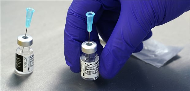 Benutzte Fläschchen mit der Vakzine ComirnatyTextbaustein: Sonderzeichen/war: Wie geht es nach der Booster-Impfung weiter?