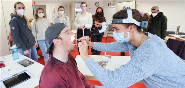 Mehr Vollstudienplätze für Uni Marburg Beobachtet von ihren Kommilitonen untersuchen sich die Medizinstudierenden der Philipps-Universität Marburg, Leon Bolz und Carolin Aberle (r), im MARIS (Marburger Interdisziplinäres Skills Lab) gegenseitig selbst. An der Marburger Uni sollen 185 Teil- in Vollstudienplätze umgewandelt werden.