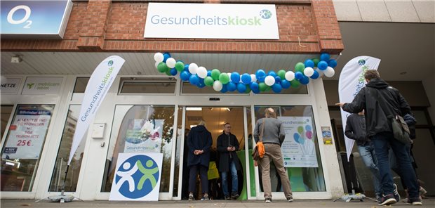 Bei der Gesetzesvorlage zu den Gesundheitskiosken müsse Gesundheitsminister Lauterbach in die Puschen kommen, fordern Oppositionspolitiker. Im Bild ein Aufsteller im Gesundheitskiosk Hamburg-Billstedt.