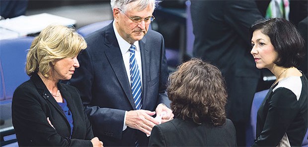 Gutes Sterben - Braucht es neue Gesetze? Beratung: Peter Hintze (CDU), Dagmar Wöhrl (li., CSU), Carola Reimann (SPD), Katherina Reiche (re., CDU).