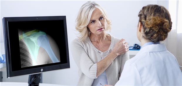 Beratung bei Rheuma-Beschwerden. Auch Ängste im Zusammenhang mit COVID-19 sind hier derzeit ein Thema (Symbolbild mit Fotomodellen).