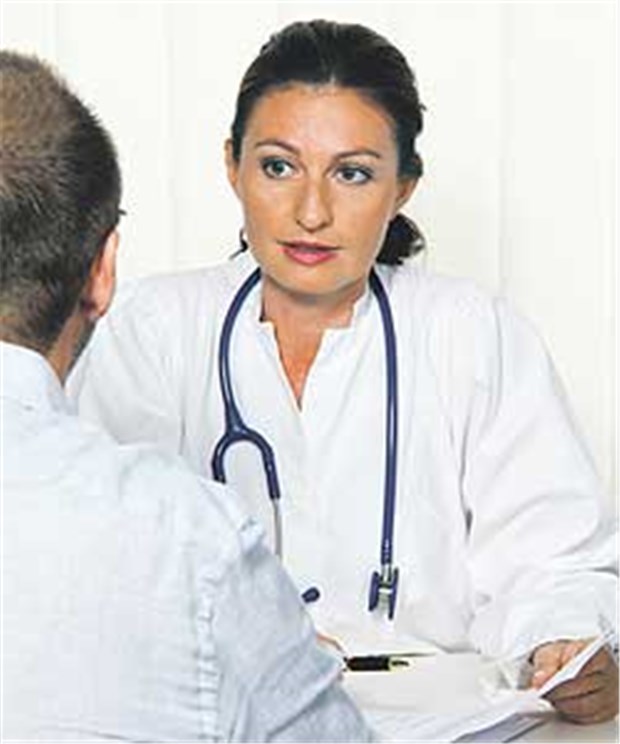 Hausärzte bei HIV-Patienten stärker einbinden Beratung eines HIV-Infizierten zur geplanten Therapie.