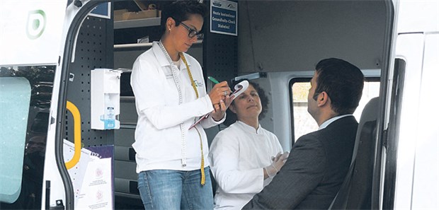 Mobile Beratung für Migranten Beratung im Diabetesmobil der Deutschen Diabetes-Hilfe. Vorgenommen wird auch eine Sofort-Diganostik.