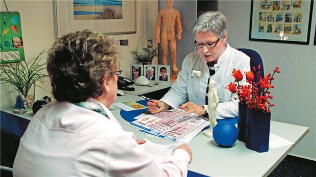 Multimodal gegen Schmerzen alter Menschen Beratung ist Voraussetzung für eine gute Schmerztherapie.