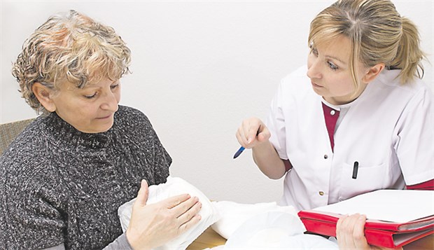 Beratung wegen Inkontinenz: Etwa jede dritte Frau über 50 leidet an einer Harninkontinenz.