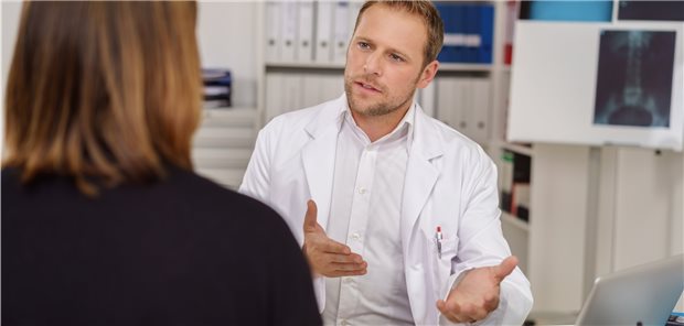 Beratung zur Brustkrebs-Therapie. Ist eine Chemo wirklich nötig? Der Oncotype DX Brustkrebstest kann weiterhelfen. (Symbolbild mit Fotomodellen)