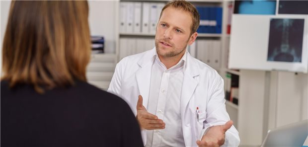 Krebstherapie: Welche Vorteile die Versorgung in spezialisierten Zentren hat Beratung zur Krebstherapie: Erfolgt die Therapie in einem spezialisierten Zentrum hat das für Patientinnen und Patienten mehrere Vorteile. Zum einen seien direkt mehrere Spezialisten involviert, zum anderen erfolgten Behandlungen nach den neuesten Leitlinien und Therapiemethoden, berichtet PD Dr. Simone Wesselmann von der DKG. (Motiv mit Fotomodellen)