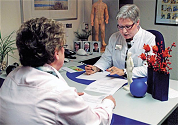 Sind Patienten mit IGeL überfordert? Beratungsgespräch beim Arzt: Patienten sollten auf die detaillierte Aufklärung über IGeL bestehen.