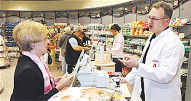 Bundesregierung hebt die schützende Hand über Apotheken Beratungsgespräch in der Apotheke. Expeten wollen den Wettbewerb unter den Apotheken verstärken.