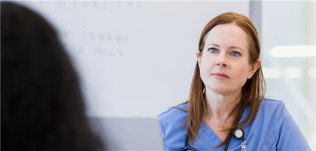 Beratungsgespräch mit Frauenärztin: Adipöse Schwangere brauchen konkrete Handlungsanweisungen, was sie zur Prävention von Komplikationen tun können. (Symbolbild)